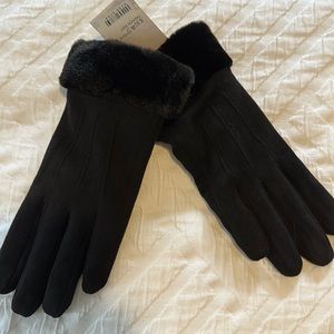 NWT Black gloves with faux fur